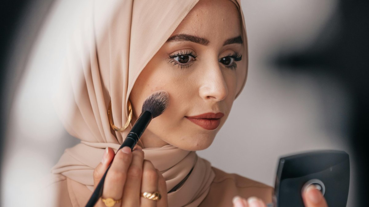 1- Mulheres usam lenços, chamados de hijab, para esconder seus cabelos. Essa foi uma ordem de Deus e está escrita no alcorão. Elas só podem mostrar a cabeça para sua família próxima e para outras mulheres (Foto: PNW Production/Pexels)