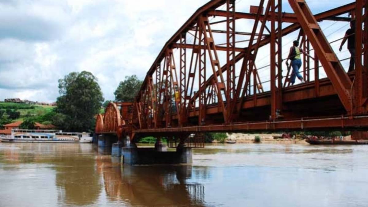 Ponte Campos Salles - Considerada o cartão de visitas e grande patrimônio da cidade, a Ponte Campos Salles (ou Ponte dos Arcos), liga Barra Bonita a Igaraçu do Tietê. A estrutura metálica foi importada da Alemanha durante o governo de Campos Salles e inaugurada em 1915 - (Divulgação/PMBB)