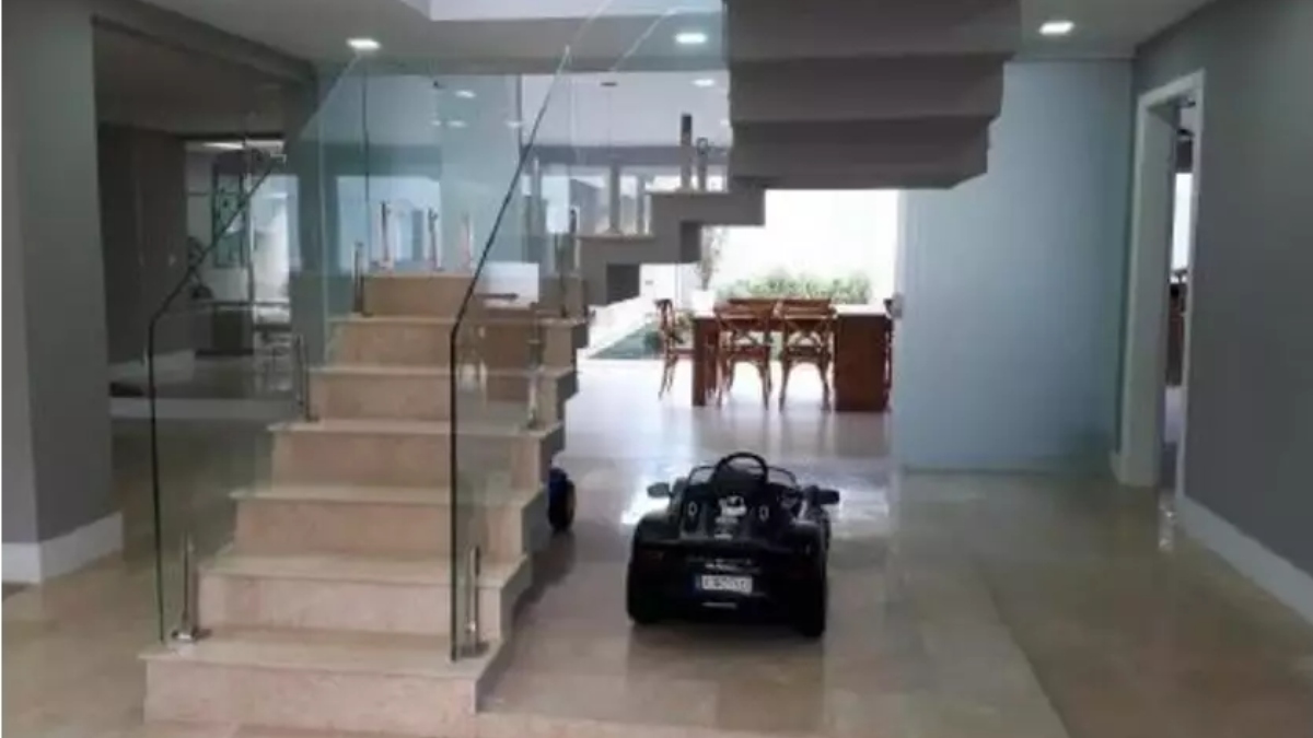 Casa de dois andares e varanda possui 376,29 m² de área construída. /Foto: Divulgação