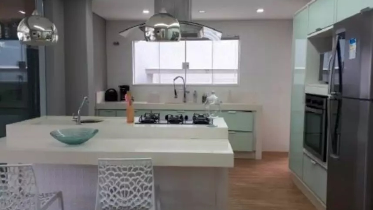 Cozinha tem mesa, ilha e itens como geladeira, micro-ondas e fogão, entre outros itens. /Foto: Divulgação