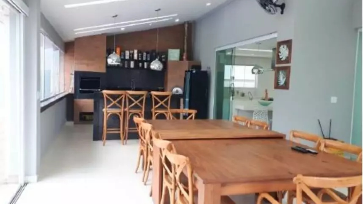 Área externa possui churrasqueira e forno para pizzas. /Foto: Divulgação