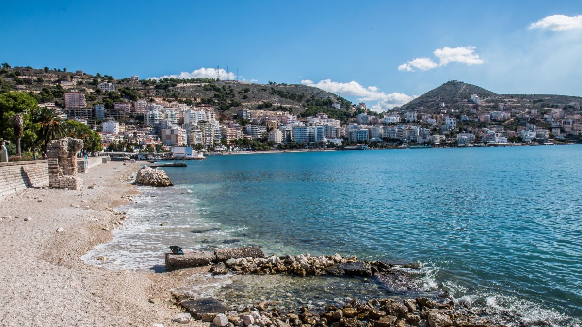 Cidade de Saranda se encontra na Albânia. Geograficamente, a cidade está localizada num golfo de mar aberto do Mar Jónico dentro do Mar Mediterrâneo. Foto: Wikimedia Commons