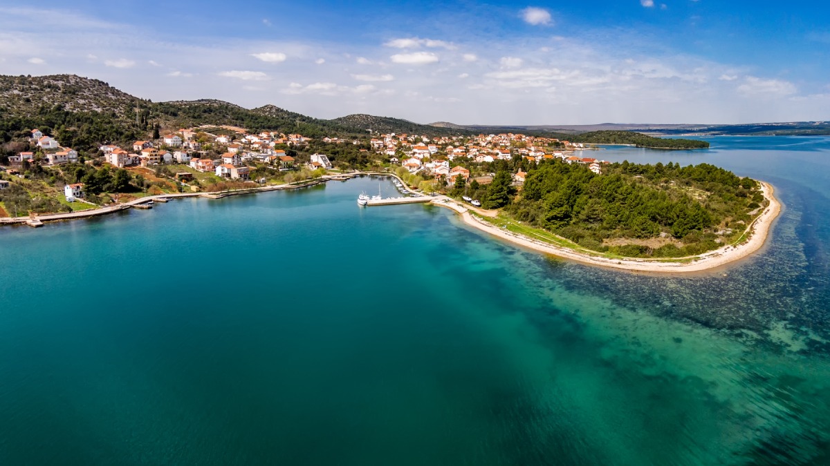 Raslina, localizada às margens do lago Prokljansko, conectado ao mar por um canal estreito, é um pequeno lugar pitoresco a 5 km de Sibenik. O lago Prokljansko, com quase 7 km de comprimento e 3 km de largura, fica na foz do rio Krka, parte do qual foi proclamado parque nacional. Foto: Wikimedia Commons