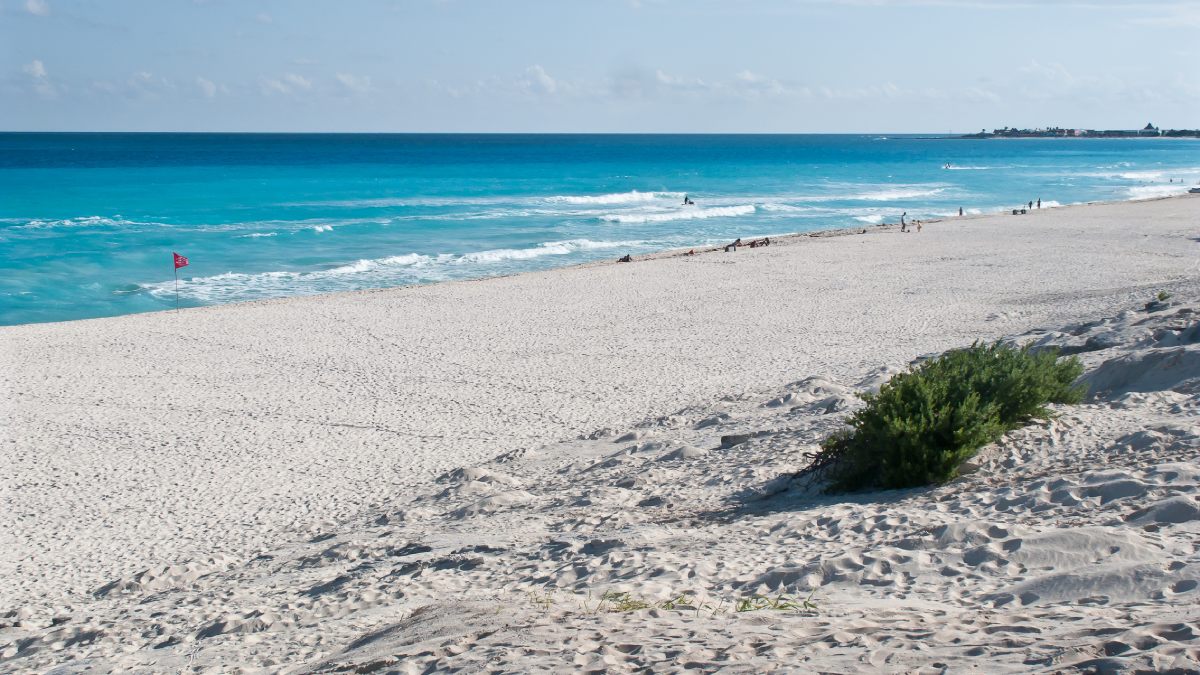 A Playa Delfines, localizada no México, é também conhecida como "El Mirador" devido à bela visão que se tem do lugar. É, sem dúvidas, a praia pública mais bonita de Cancún. Foto: Wikimedia Commons