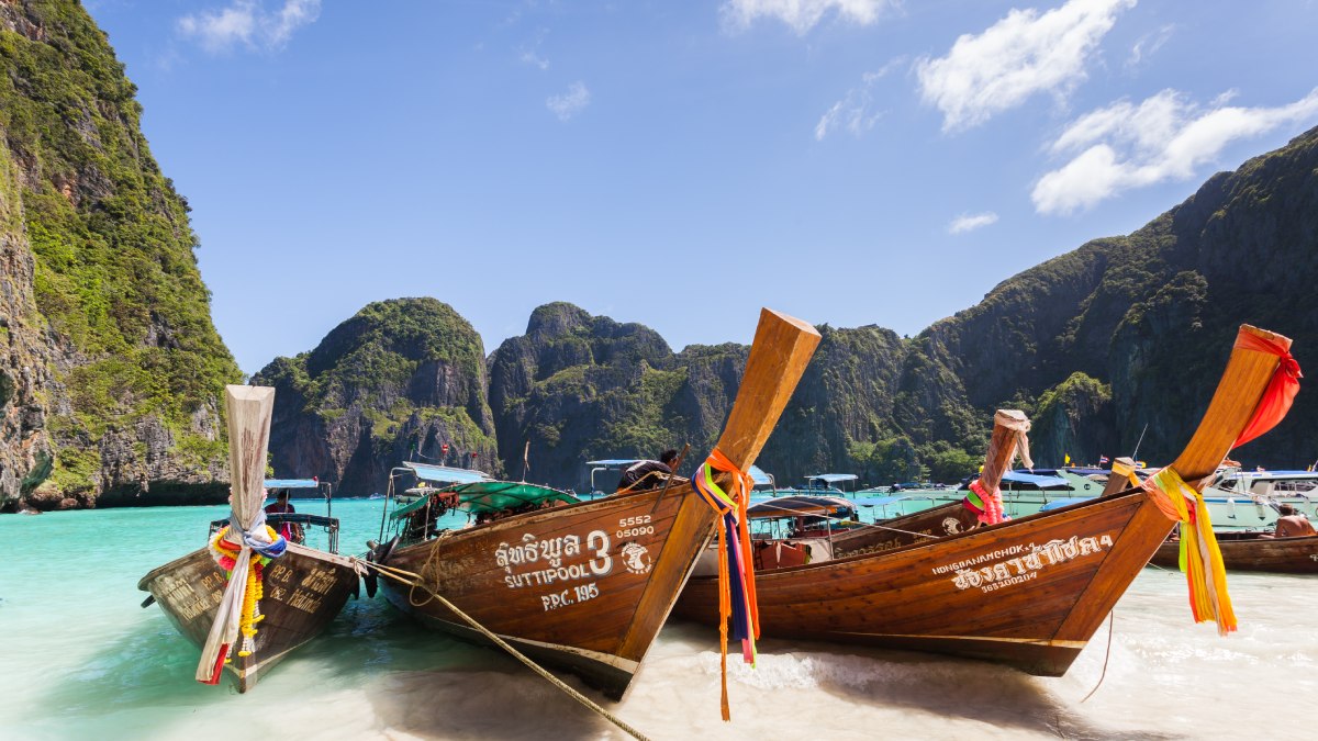 As ilhas Phi Phi (pronuncia-se pi-pi) pertencem à Tailândia e localizam-se no oceano Índico, entre a Phuket e o continente. Integradas no Parque Nacional de Hat Noppharat Thara-Mu Ko Phi Phi, gozam de proteção ambiental. Foto: Wikimedia Commons
