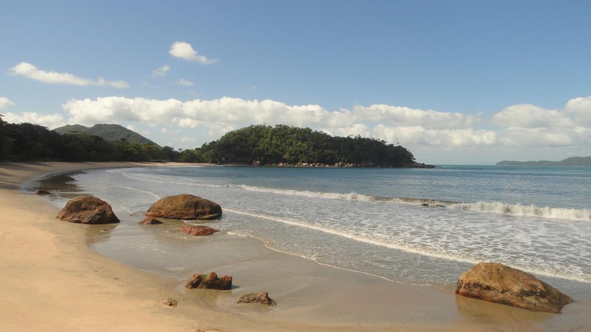 6. Domingas Dias (Ubatuba) - Com mar calmo e costeiras rochosas, tem uma faixa de areia de aproximadamente 400 metros. Foto: Prefeitura de Ubatuba