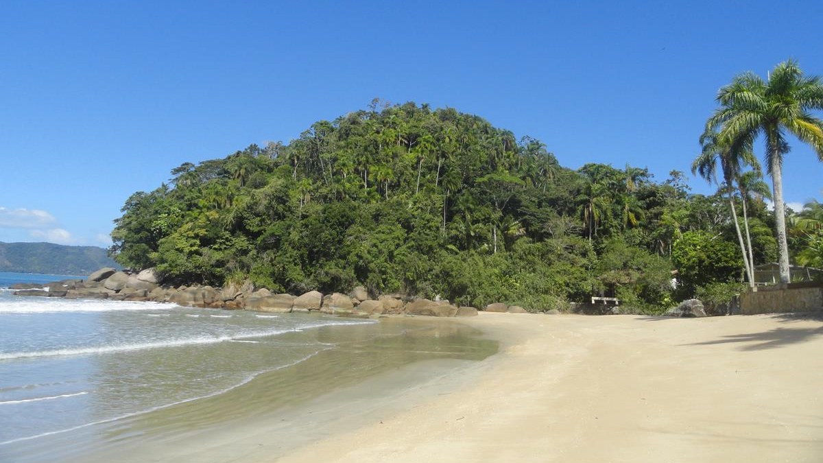 7. Lázaro (Ubatuba) - Conhecida por suas águas claras e mar calmo, é ideal para famílias e para a prática de esportes ao ar livre. Foto: Prefeitura de Ubatuba