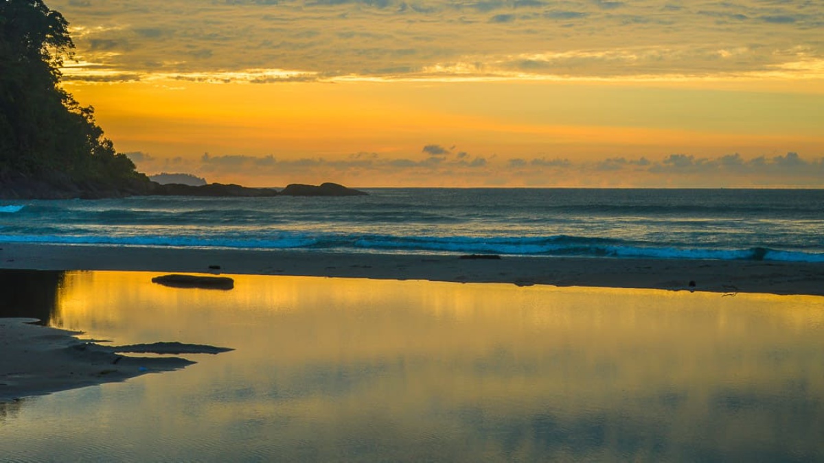 2. Itamambuca (Ubatuba) - Considerada uma das praias mais lindas do Litoral Norte, é um ótimo ponto para prática de surfe e já sediou etapas do campeonato mundial. Foto: Wikimedia Commons