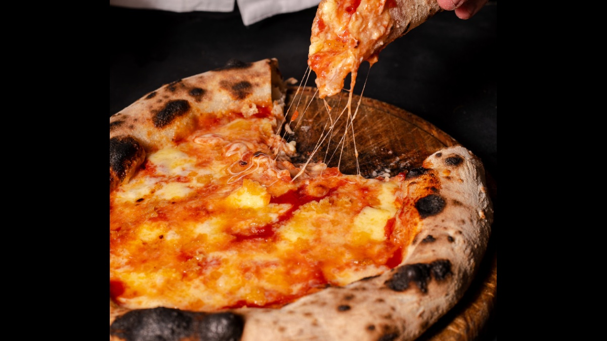 Pizza Ácida possui molho de tomate, fior di latte, queijo da canastra do onésio, crispy de canastra do onésio e vinagre de Jerez. /Foto: Divulgação