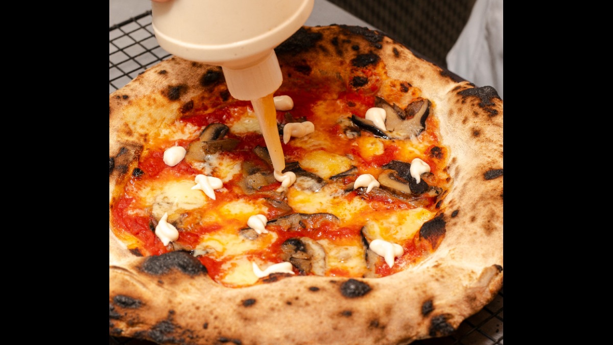 Pizza Umami possui molho de tomate, cogumelo Porcini, queijo la madre 6 meses e aioli de missô. /Foto: Divulgação