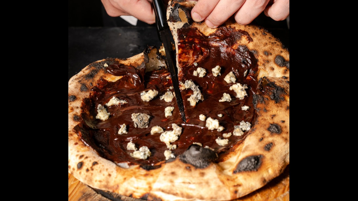 Pizza Doce possui mix de chocolate belga e queijo azul da Mantiqueira paiolzinho. /Foto: Divulgação