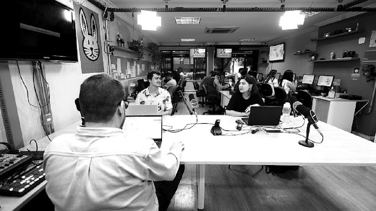 Redação da Gazeta de S. Paulo conta com ambiente moderno mas acolhedor. Imagem: Divulgação Gazeta de S. Paulo