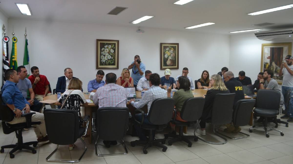 Autoridades do Conisud durante reunião nesta semana com representantes da Arteris. Fotos: Divulgação.
