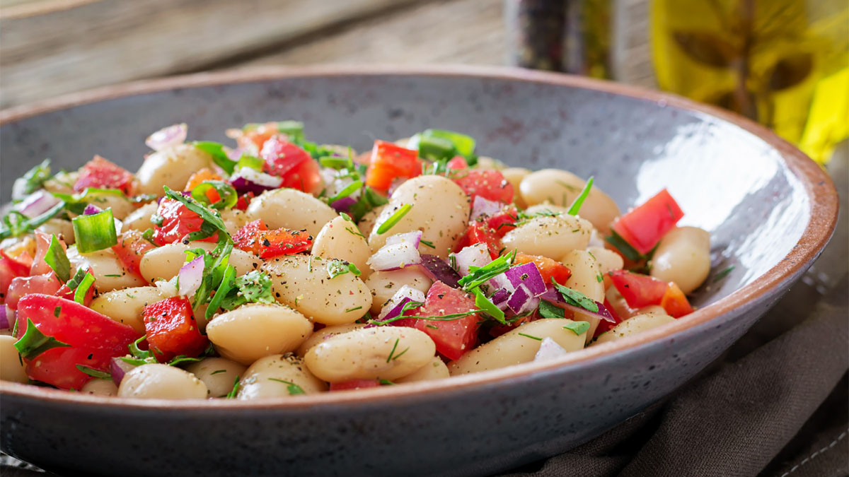Existem muitas maneiras de adicionar os feijões no dia a dia, desde saladas, que é mais comum ao feijão branco, passando pelas sopas até as típicas combinações de cereais - Foto: timolina/Freepik