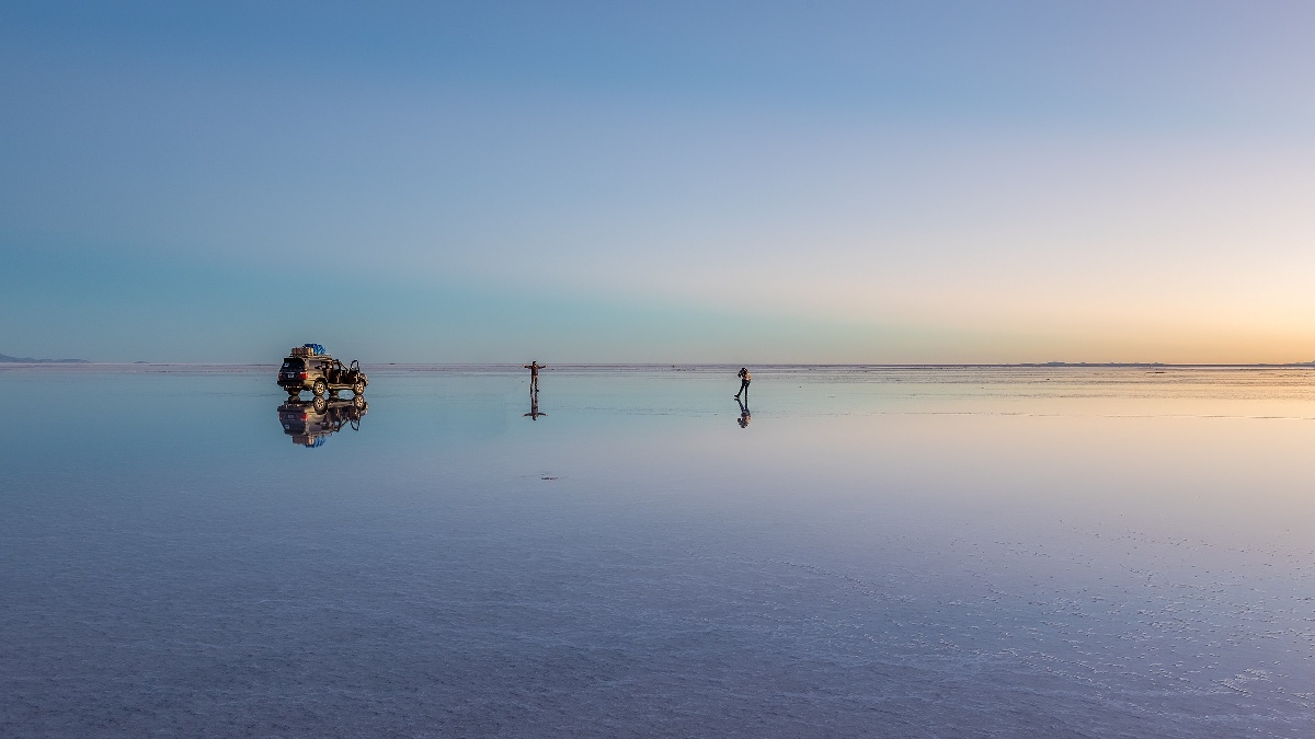 durante a temporada de chuva o Salar de Uyuni se torna um cenário digno de filme. Imagem: Diego Delso/Wikimedia Commons