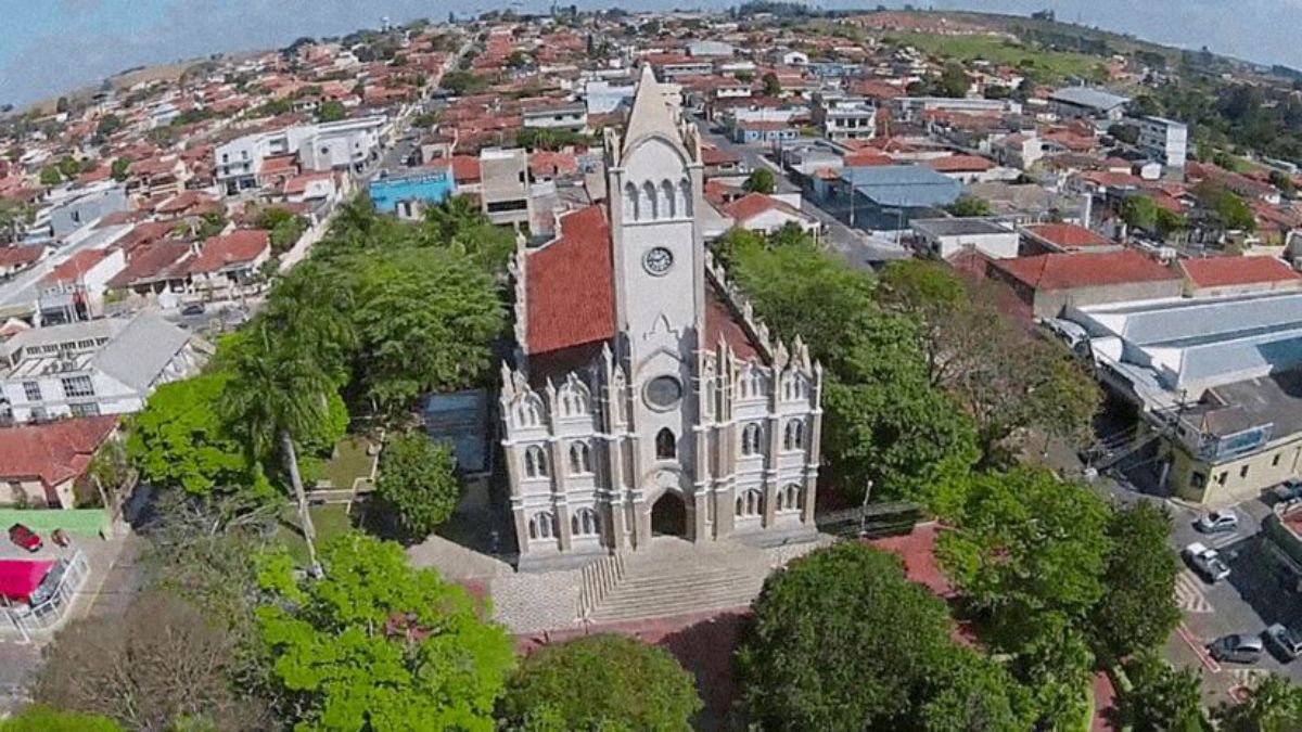 O Santuário de São Miguel Arcanjo é um dos principais pontos turísticos da cidade. Construída na década de 1950, a igreja foi elevada à condição de Santuário em 2013 e recebe peregrinos de diversas regiões. Foto: Reprodução/Youtube/Visão da Cidade