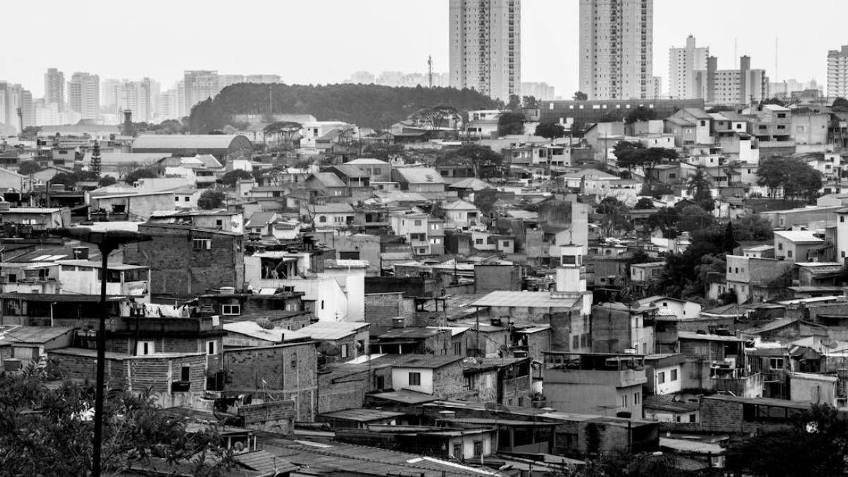 A publicação diz que a paisagem paulistana tem arranha-céus demais e é confusa. Há também muito contraste com as periferias, onde há muitas favelas - (Pexels)