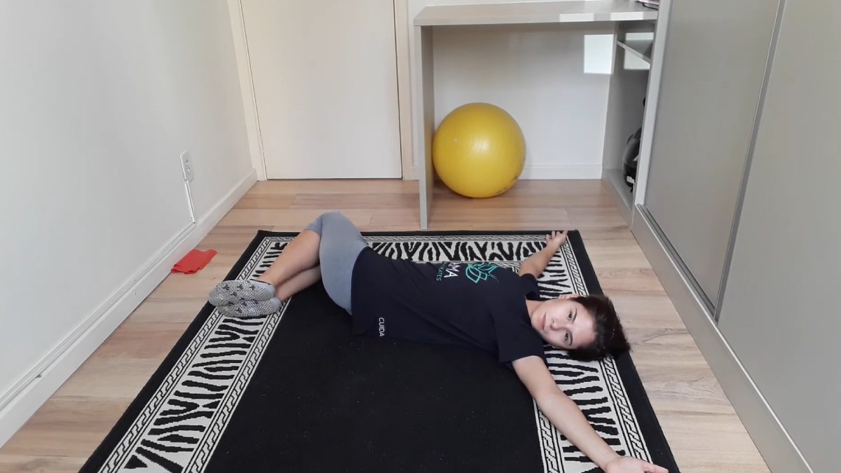 A rotação é um ótimo movimento para aliviar a dor na coluna (Foto: Reprodução/Youtube)