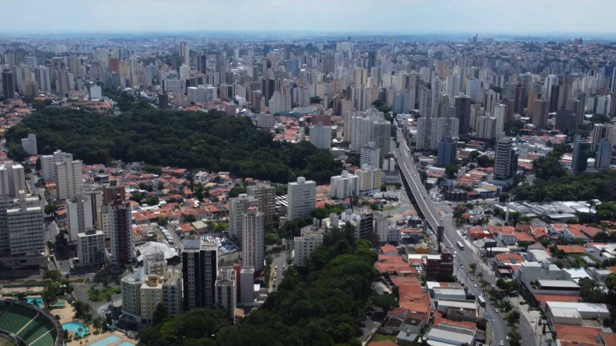 O aluguel de um estúdio mobiliado de 45 m² em Campinas custa cerca de R$ 2,2 mil. Esse valor reflete a alta demanda por moradia na cidade.