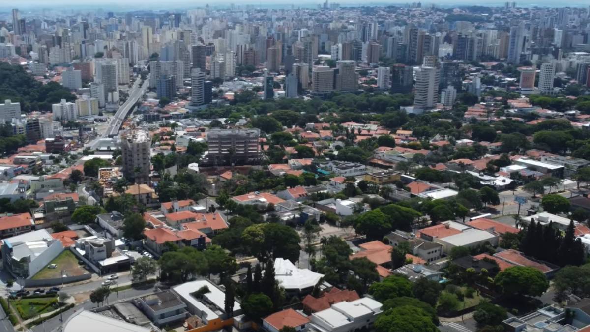 Para quem busca uma cidade com bons serviços e proximidade com São Paulo, Campinas pode ser uma excelente opção, apesar dos desafios financeiros. Fotos: Reprodução/Youtube/Drone 4k