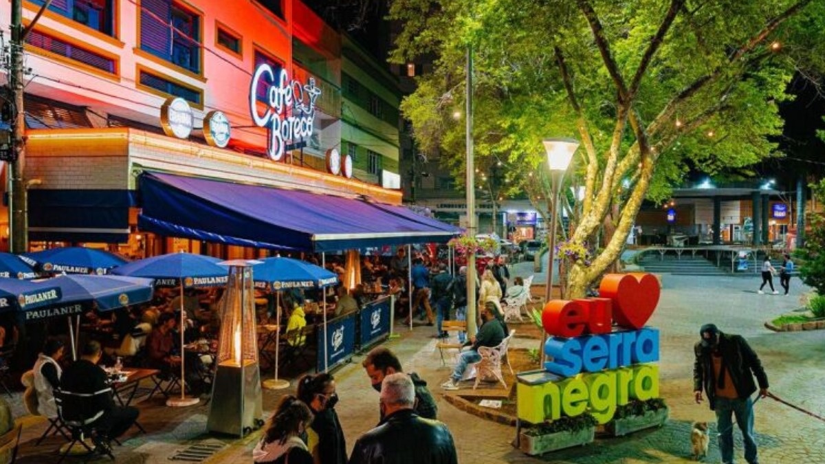 Com altitude de 927 metros, que chega a até 1.300 metros em seus picos, o local também apresenta vegetação abundante e um clima agradável (Divulgação/Serra Negra)