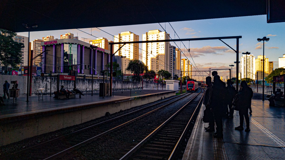 O bairro conta com duas estações de metrô na Linha 3-Vermelha (Tatuapé e Carrão) e acesso facilitado às principais vias da cidade, como a Radial Leste e a Marginal Tietê, além das rodovias Presidente Dutra e Ayrton Senna. Foto: Wikimedia Commons