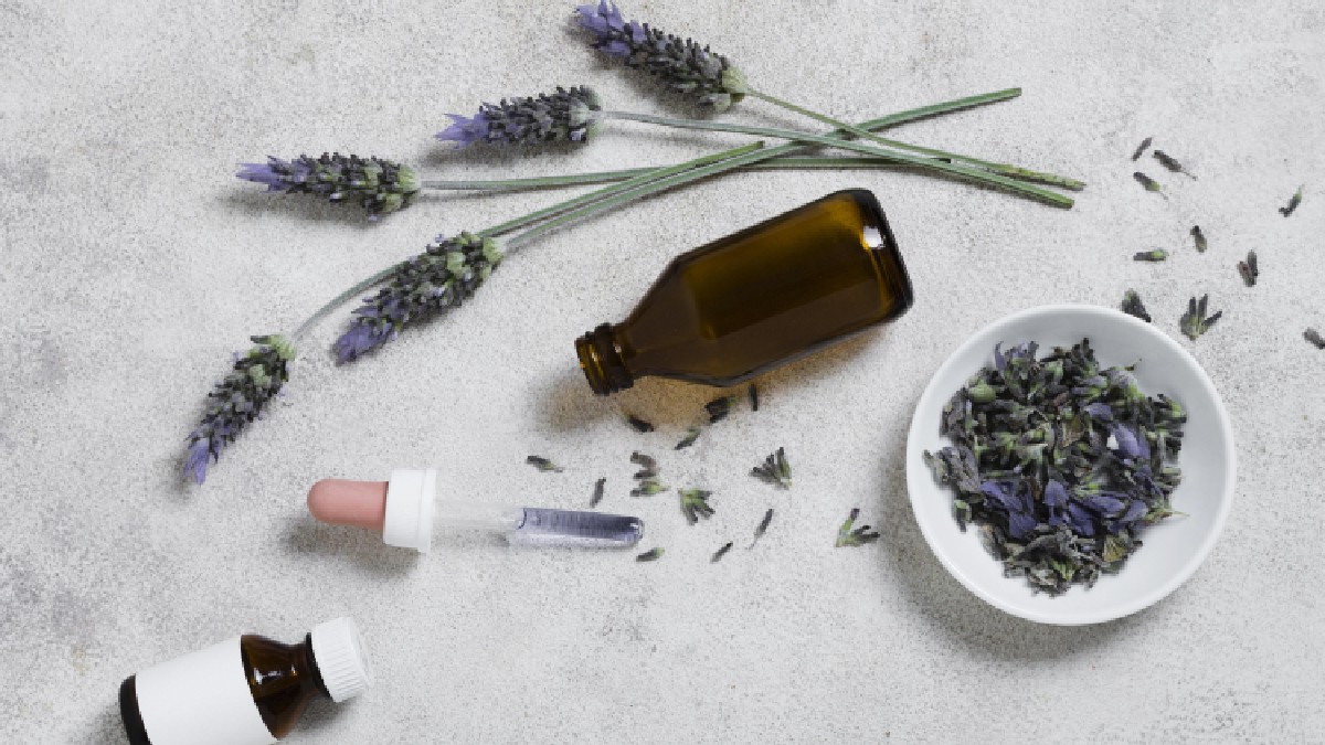 Para deixar as roupas cheirosas, é importante adicionar algumas gotas de óleo essencial, como o de lavanda (Fotos: Freepik)