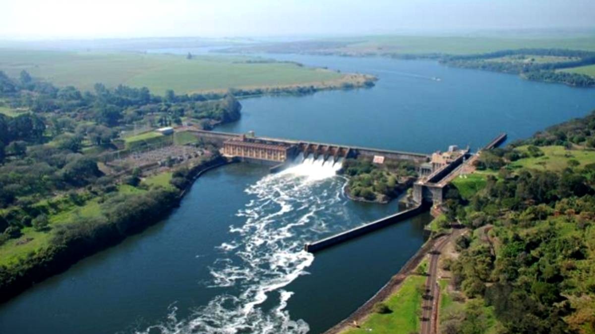 Usina Hidroelétrica de Barra Bonita - Esta usina foi inaugurada em novembro de 1973 para viabilizar a Hidrovia Tietê-Paraná, sendo a primeira da América do Sul a ser explorada turisticamente e é a atração mais divulgada e conhecida da cidade, atraindo em média 15 mil turistas ao mês - (Divulgação/PMBB)