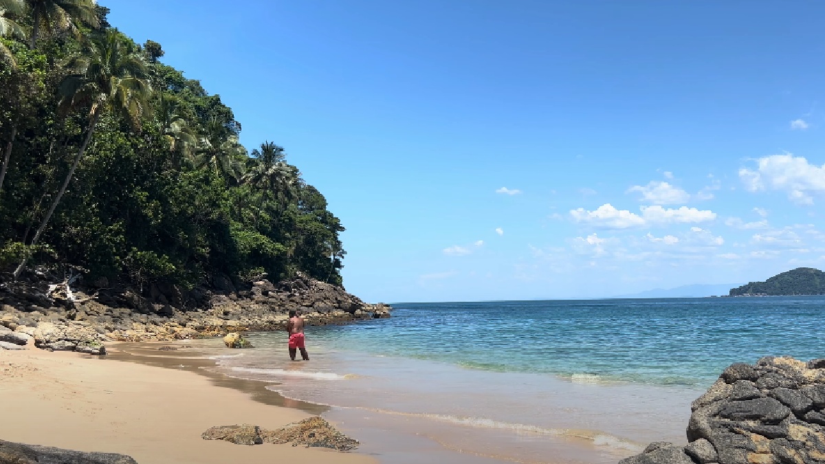 O local serve também como ponto de parada de barcos, lanchas e escunas que fazem a rota de passeios pelas ilhas de São Sebastião. Os turistas que a visitam, em geral, amam a experiência, classificando o local como um verdadeiro "presente da natureza" - (Reprodução/Youtube)