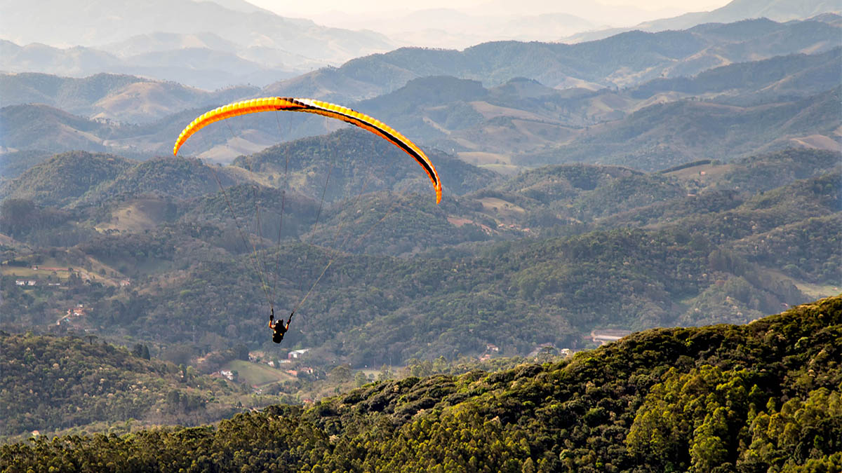 Voo de parapente no Pico Agudo, em Santo Antônio do Pinhal - Foto: Wagner Ribeiro/Pousada Quatro Estações