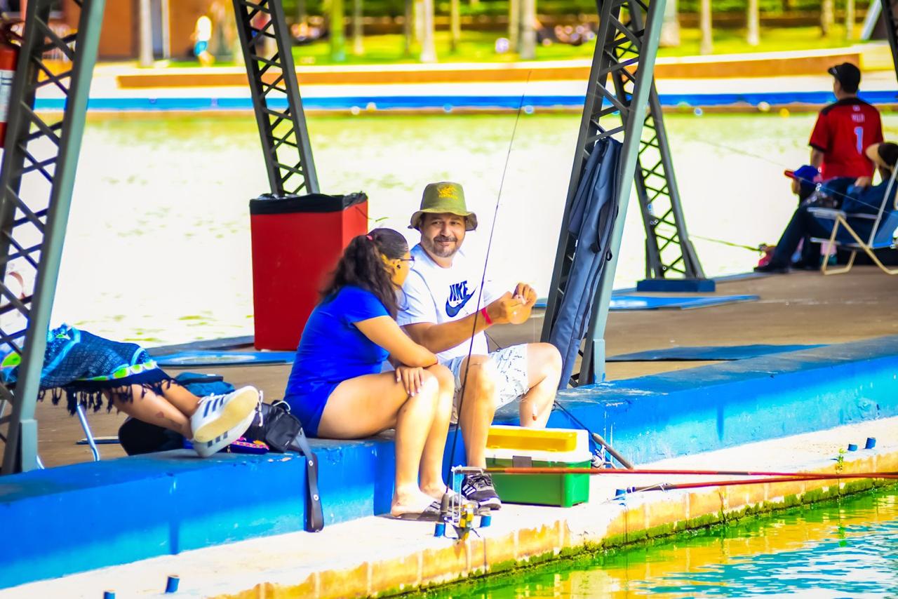 No tanque 4, os participantes pescam lambaris e tilápias, espécies de pequeno porte que possibilitam o uso de varas de bambu. Foto: Divulgação