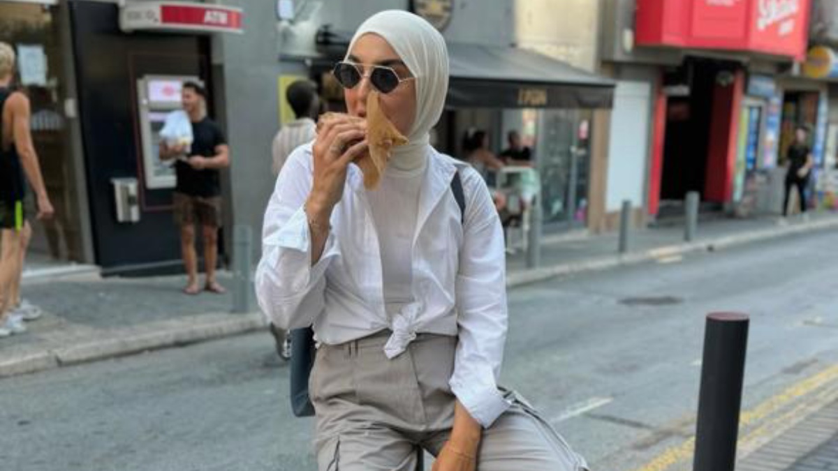 A influencer bomba nas redes sociais postando looks estilosos (Foto: Reprodução/Instagram)