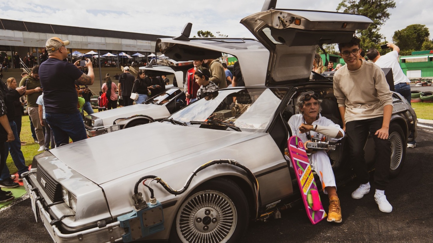 Entre as atrações estão DeLorean DMC 12 e sósias do filme 'De Volta para o Futuro'. /Foto: Divulgação