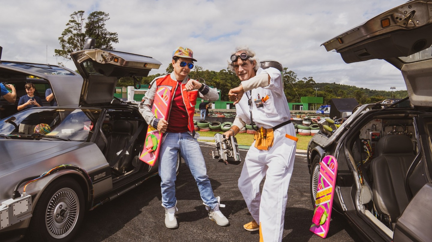 Fãs da trilogia 'De Volta Para o Futuro' poderão tirar fotos com o veículo e com sósias dos personagens Marty McFly e Doctor Emmett Brown. / Foto: Divulgação