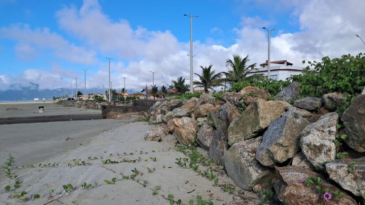 Pedras são usadas para conter a erosão (Foto: Márcio Ribeiro/DL)