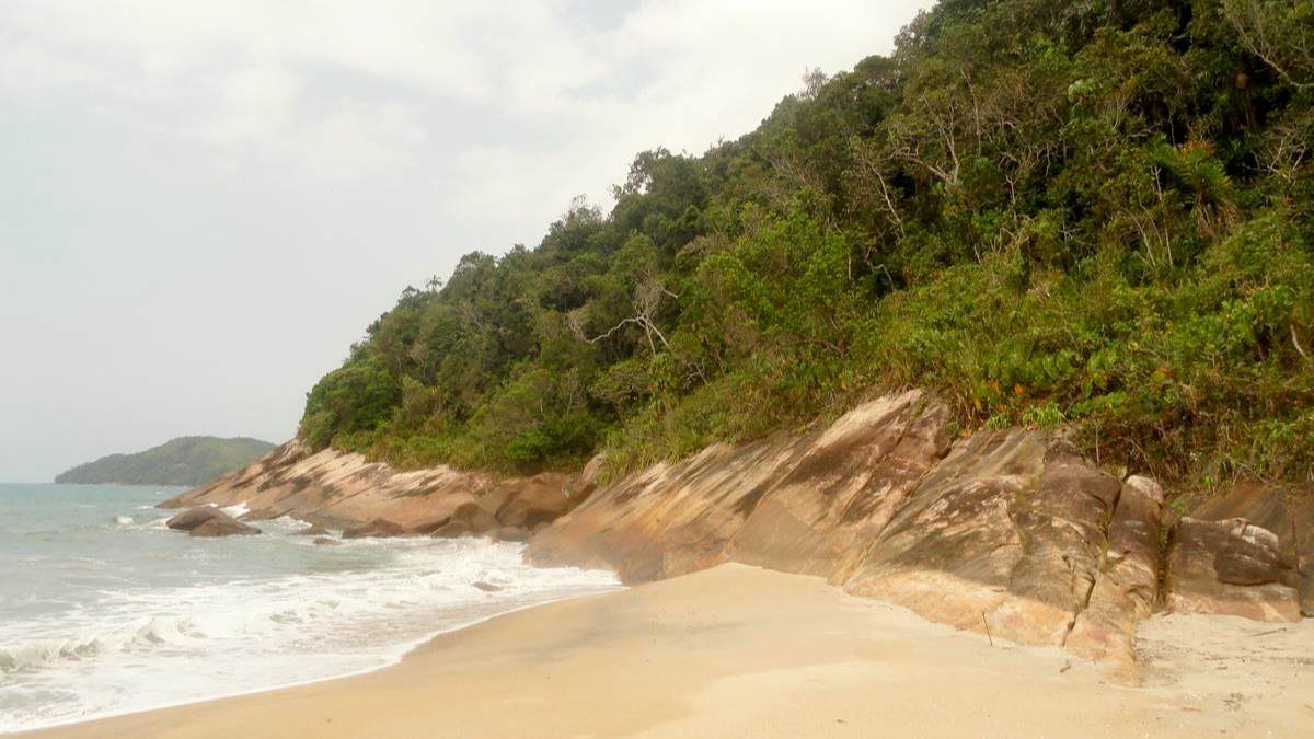 Com uma área menor que o comum, a praia costuma ser tranquila e está raramente lotada. Para quem gosta de caminhar, o local com áreas fofas permite um trajeto diferente do comum - (Divulgação/Secretaria Municipal e Turismo)