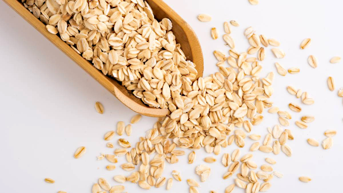 Aveia: A Universidade de Harvard recomenda como primeiro passo para reduzir o colesterol, comer uma tigela de aveia no café da manhã, que fornece cerca de dois gramas de fibra solúvel. Comer aveia regularmente pode reduzir significativamente o risco de muitas doenças - (Evening Tao/Freepik)