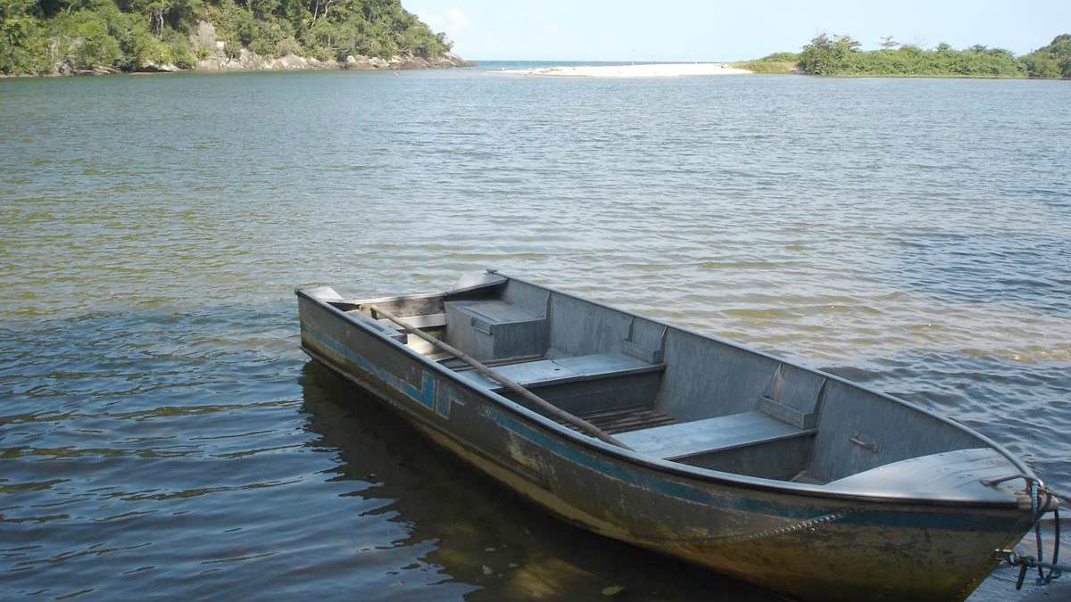 A praia do Puruba fica no norte de Ubatuba. O acesso principal é pela vila, um pequeno trecho asfaltado e o restante de terra. Alguns barquinhos cedidos pela própria prefeitura ajudam os visitantes a atravessarem os rios Quirim e Puruba para chegar à praia. O valor é de R$ 5 -(Divulgação/Secretaria Municipal e Turismo)