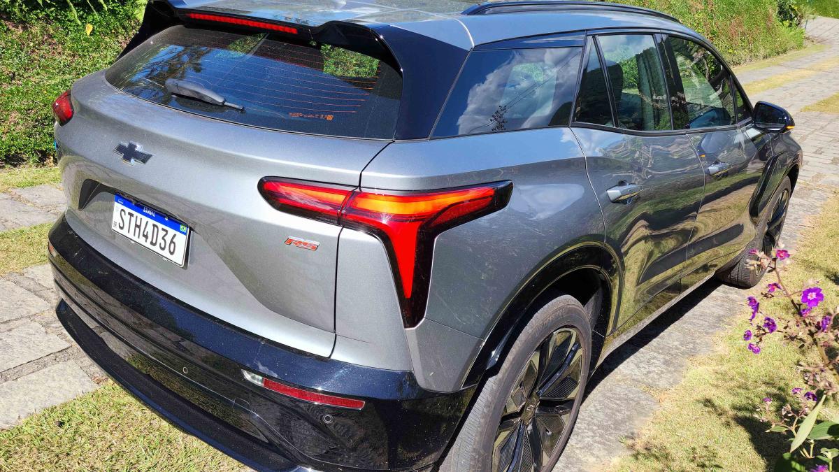 Faróis são esculpidos, com filetes luminosos que os ligam à "gravata", o logo da marca. /Foto: Luiza Kreitlon/AutoMotrix