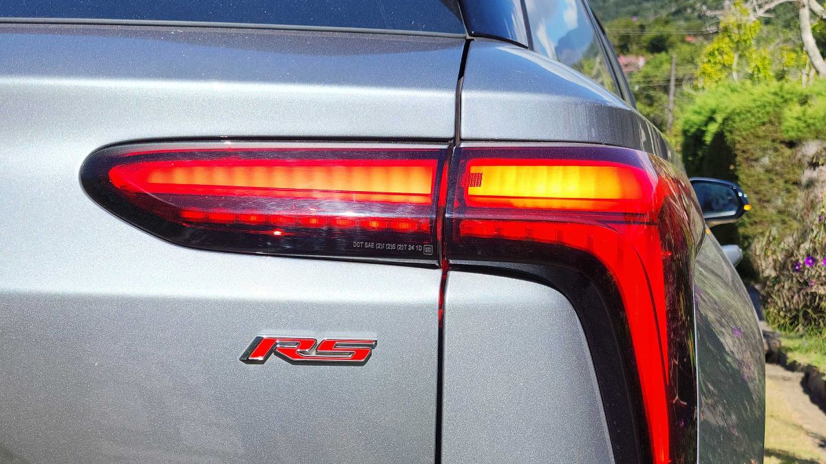 SUV elétrico vem com teto solar panorâmico, acabamento com couro sintético e suede. /Foto: Luiza Kreitlon/AutoMotrix
