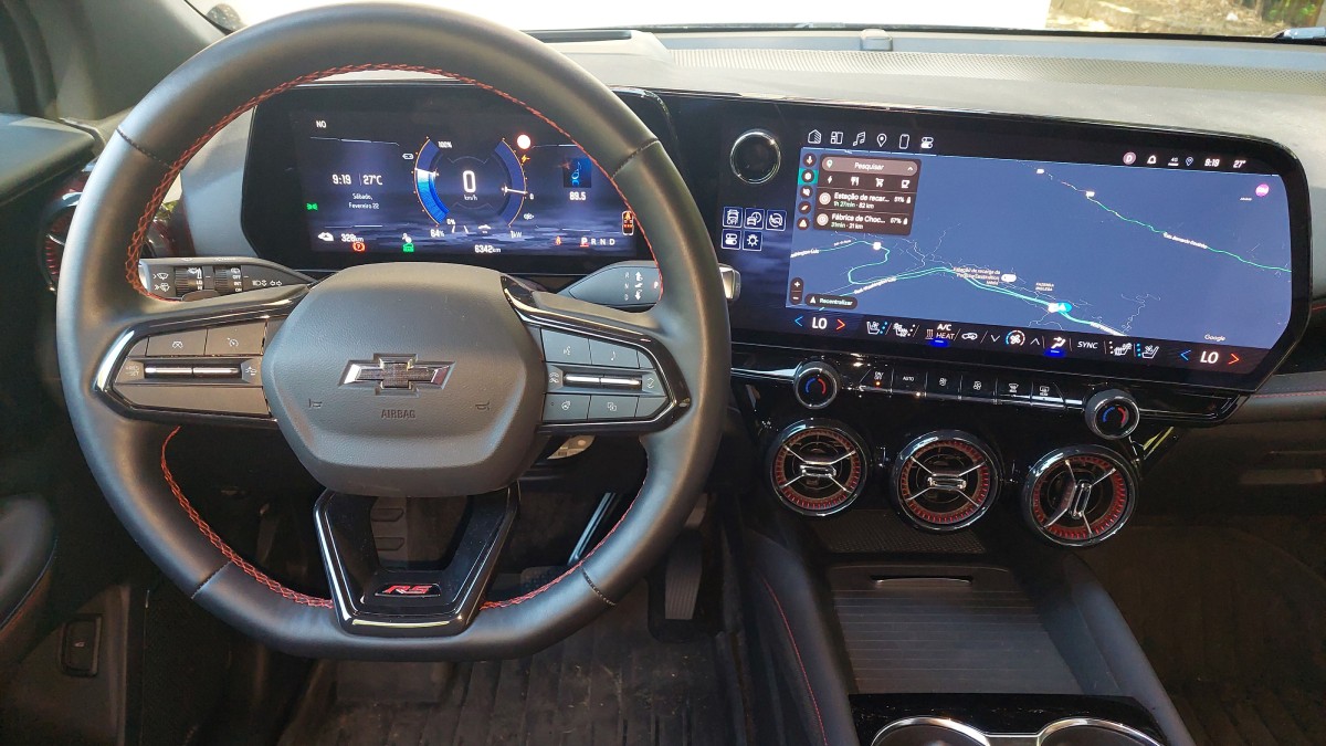 Ao entrar no Blazer EV, olhares são monopolizados pelo conjunto formado pelas telas do painel de instrumentos e da central multimídia. /Foto: Luiza Kreitlon/AutoMotrix