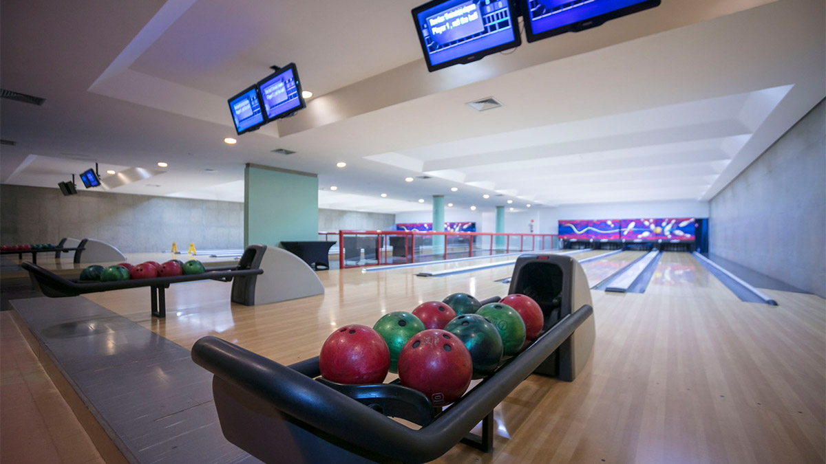 O hotel tem várias atividades de lazer, como uma sala de jogos, com uma pista de boliche