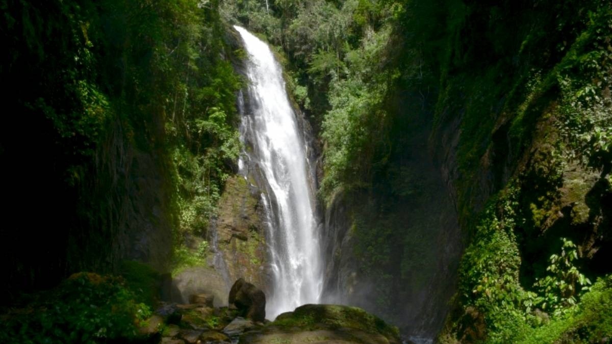 Após explorar a caverna, o passeio segue para o Vale das Ostras, um lugar com mais de 12 cachoeiras. /Foto: Divulgação/PMETE