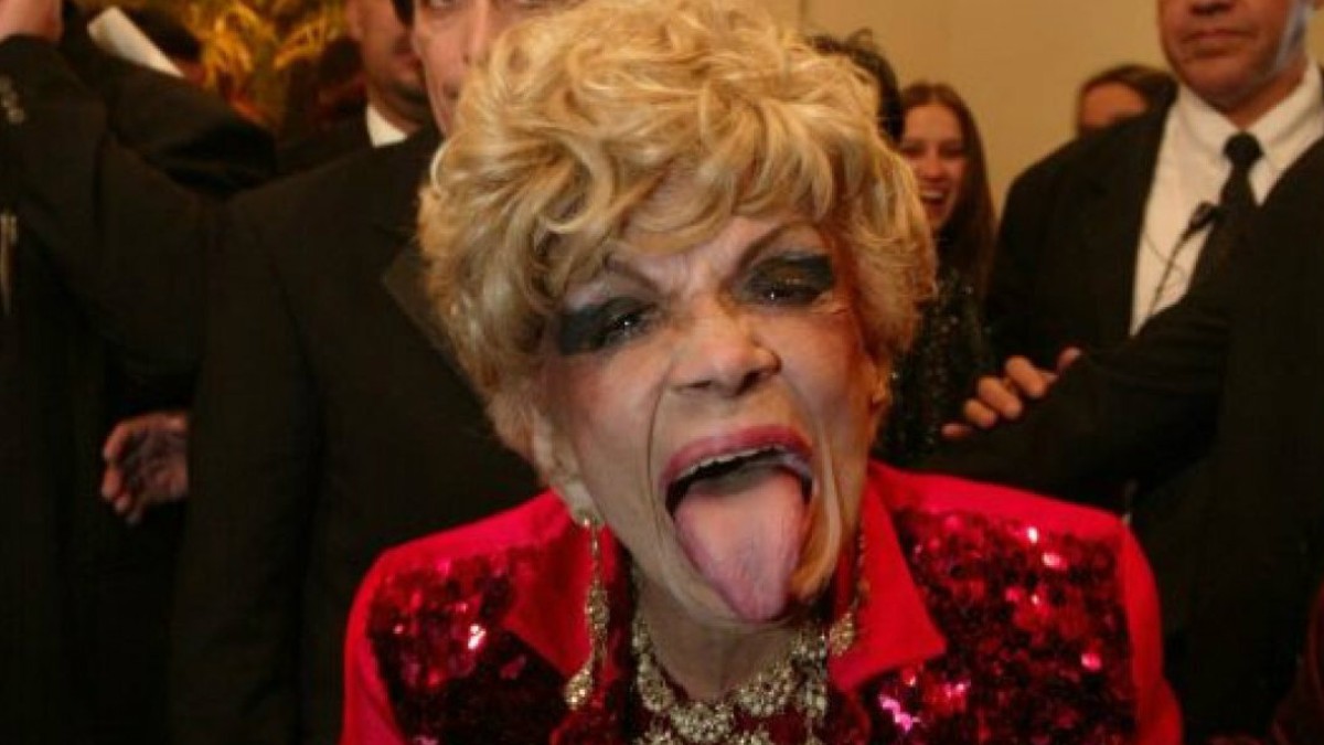 Dercy Gonçalves ficou conhecida por seu humor mais ácido e irreverente, o famoso "sem filtros" - (Reprodução)