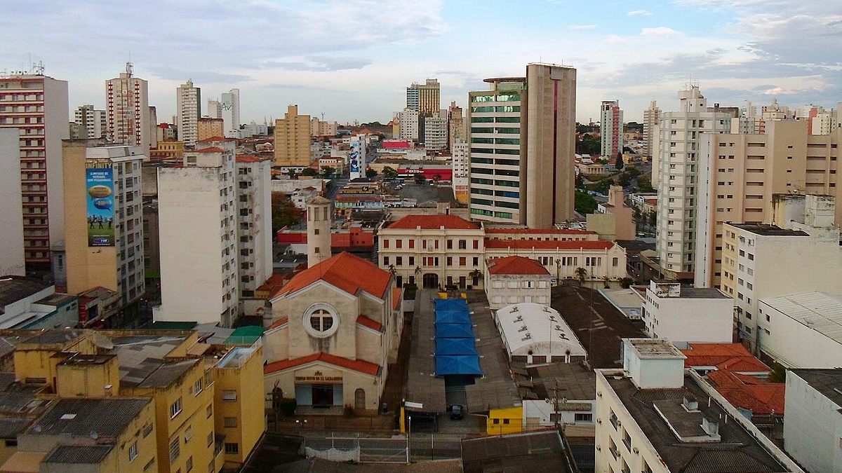 Uma cidade tranquila com grande presença de universitários. Imagem: HVL/Wikimedia Commons