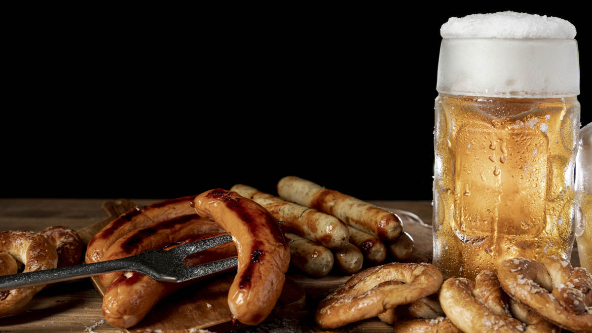A cidade celebra sua tradição com a Festa da Linguiça, um evento anual que atrai milhares de visitantes. Foto: Freepik