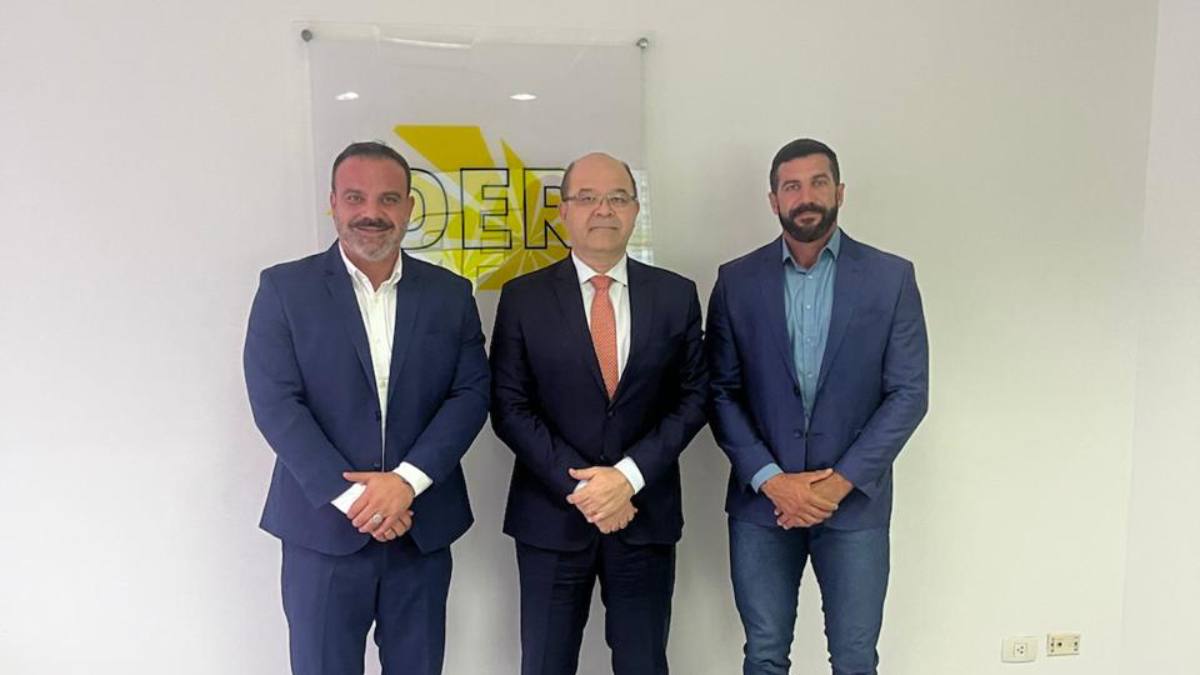 Célio Peixoto (esq.) durante reunião em janeiro deste ano na sede do DER em São Paulo.