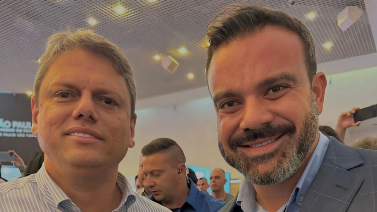 Prefeito de Porto Feliz, Célio Peixoto (dir.) ao lado do governador de São Paulo, Tarcísio de Freitas.