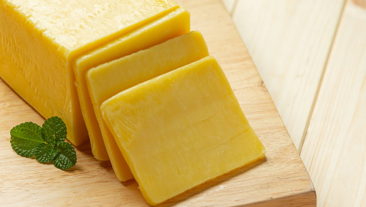 Já o queijo prato é mais amarelado e tem sabor intenso e levemente adocicado