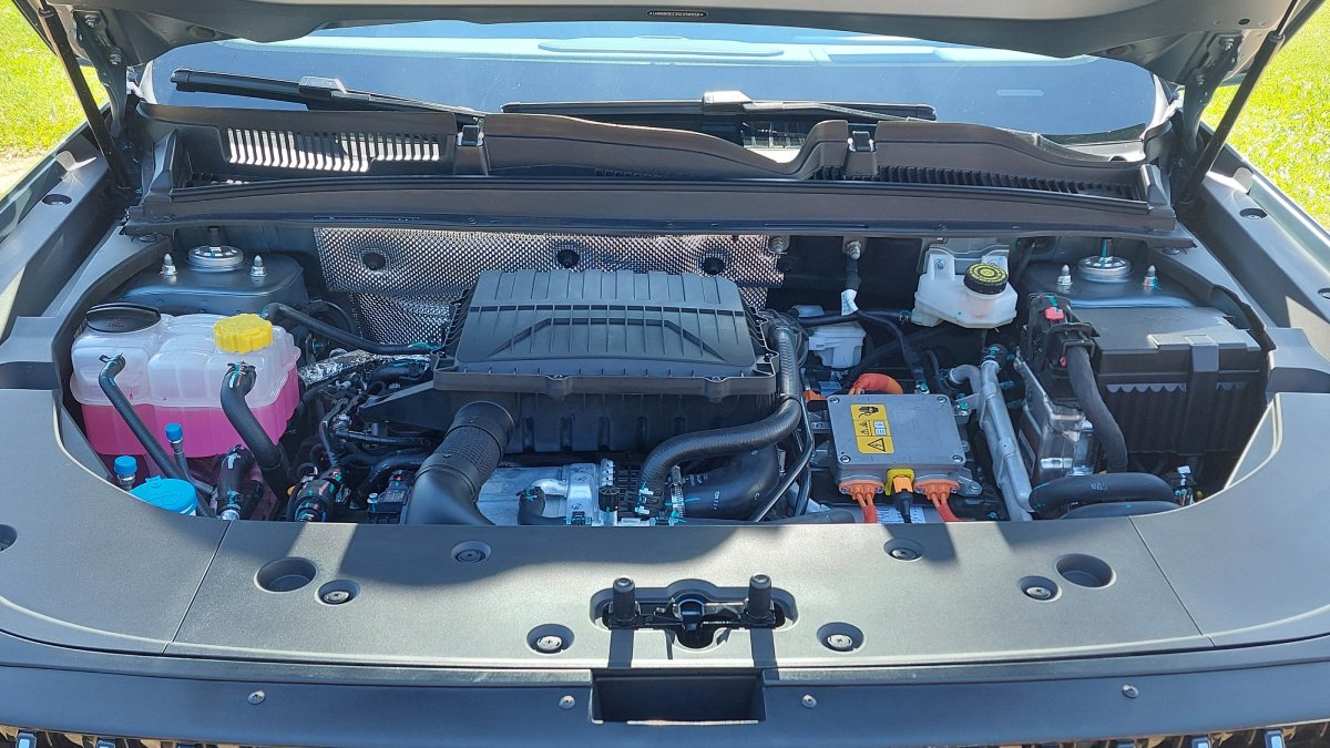 Modelo combina o motor a gasolina 1.5 turbo, em ciclo Miller, com um elétrico síncrono de imã permanente. /Foto: Pedro Dhantas